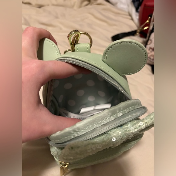 Loungefly Minnie Mouse Mint
Sequin Wristlet - Picture 4 of 4